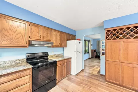 Kitchen - 9233 Meadow Dr, Maineville, OH 45039 photo 3 of 5