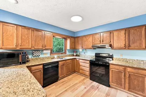 Kitchen - 9233 Meadow Dr, Maineville, OH 45039 photo 4 of 5