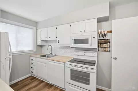 Kitchen - 834 Holyoke Dr, Forest Park, OH 45240 photo 2 of 5