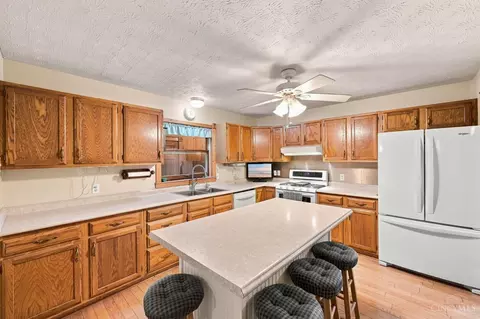 Kitchen - 6583 Schweitzerhoff Rd, Cincinnati, OH 45247 photo 3 of 4