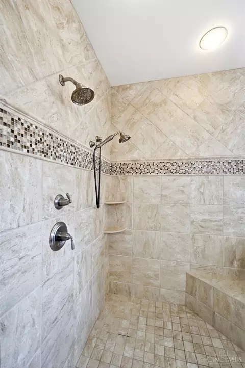 Bath - 5184 Emerald View Dr, Hamilton Township, OH 45039 photo 6 of 12