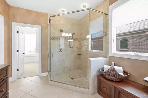 Bath - 5184 Emerald View Dr, Hamilton Township, OH 45039 photo 5 of 12
