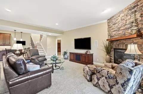 Living - 5184 Emerald View Dr, Hamilton Township, OH 45039 photo 6 of 10