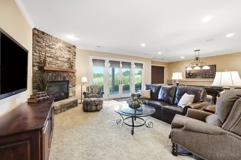 Living - 5184 Emerald View Dr, Hamilton Township, OH 45039 photo 7 of 10