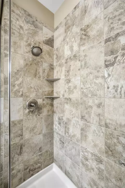 Bath - 5184 Emerald View Dr, Hamilton Township, OH 45039 photo 10 of 12