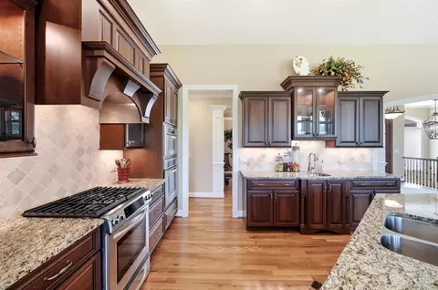 Kitchen - 5184 Emerald View Dr, Hamilton Township, OH 45039 photo 2 of 8