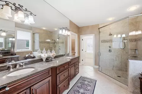 Bath - 5184 Emerald View Dr, Hamilton Township, OH 45039 photo 2 of 12