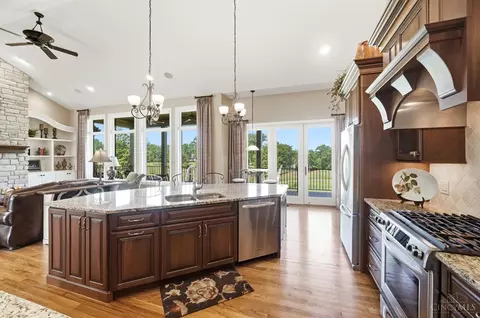 Kitchen - 5184 Emerald View Dr, Hamilton Township, OH 45039 photo 3 of 8