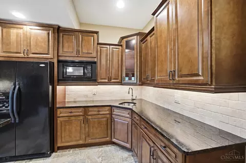 Kitchen - 5184 Emerald View Dr, Hamilton Township, OH 45039 photo 8 of 8