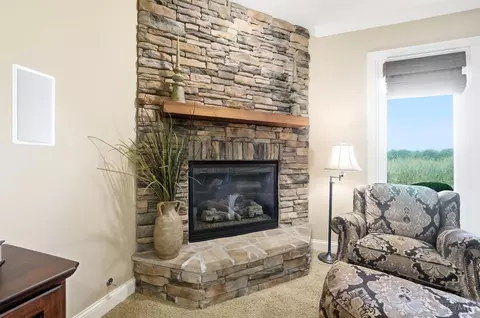 Living - 5184 Emerald View Dr, Hamilton Township, OH 45039 photo 9 of 10
