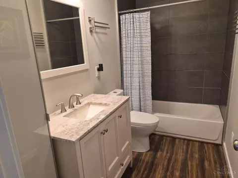 Bath - 488 Green Rd, Cincinnati, OH 45255 photo 2 of 3