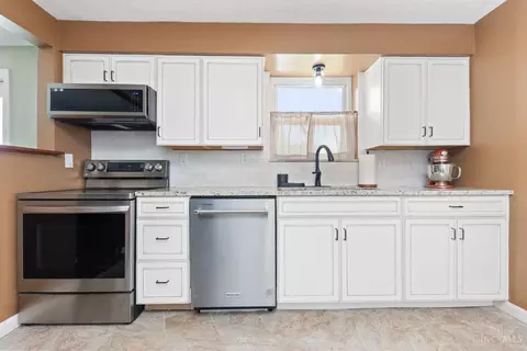 Kitchen - 590 Dorgene Ln, Cincinnati, OH 45244 photo 1 of 3