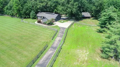 Exterior - 2713 Christopher Dr, Batavia, OH 45103 photo 15 of 18