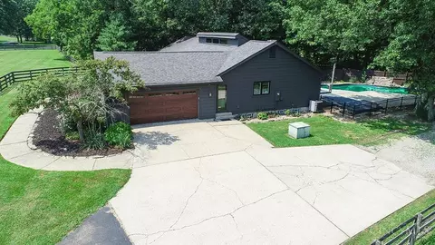 Exterior - 2713 Christopher Dr, Batavia, OH 45103 photo 5 of 18