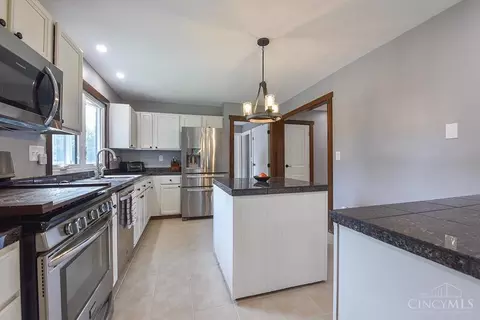 Kitchen - 2713 Christopher Dr, Batavia, OH 45103 photo 2 of 2