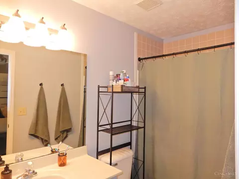 Bath - 4657 Cardinal Dr, Cincinnati, OH 45244 photo 1 of 3