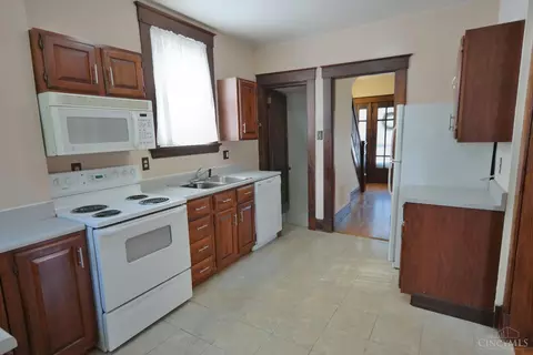 Kitchen - 4775 Dale Ave, Cincinnati, OH 45238 photo 4 of 4