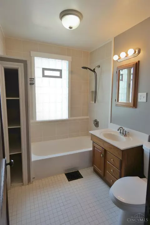 Bath - 4775 Dale Ave, Cincinnati, OH 45238 photo 1 of 2