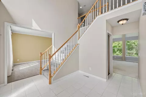 Entry Way - 2292 Endovalley Dr, Cincinnati, OH 45244 photo 2 of 12