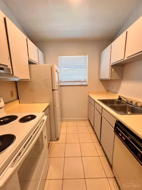 Kitchen - 3607 Parfore Ct, Cincinnati, OH 45245 photo 2 of 2