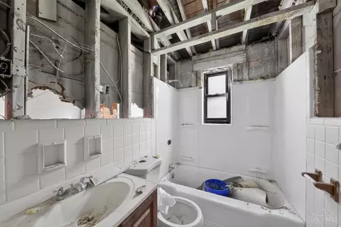 Bath - 5227 Highview Dr, Cincinnati, OH 45238 photo 1 of 2