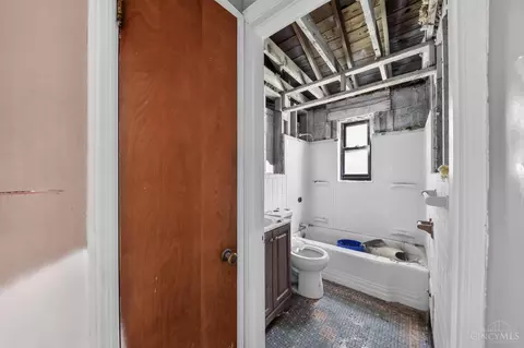 Entry Way - 5227 Highview Dr, Cincinnati, OH 45238 photo 5 of 7