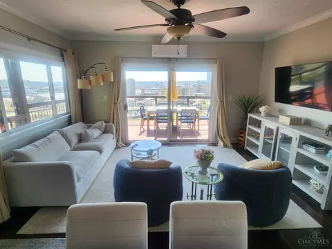 Living - 399 Oregon St, Cincinnati, OH 45202 photo 2 of 2