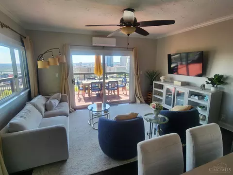 Living - 399 Oregon St, Cincinnati, OH 45202 photo 1 of 2