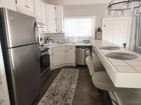 Kitchen - 399 Oregon St, Cincinnati, OH 45202 photo 3 of 6