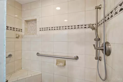 Bath - 415 Bond Pl, Cincinnati, OH 45206 photo 4 of 6