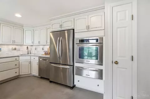 Kitchen - 415 Bond Pl, Cincinnati, OH 45206 photo 9 of 10