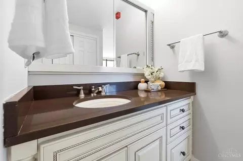 Bath - 415 Bond Pl, Cincinnati, OH 45206 photo 2 of 6