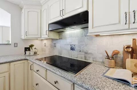 Kitchen - 415 Bond Pl, Cincinnati, OH 45206 photo 8 of 10