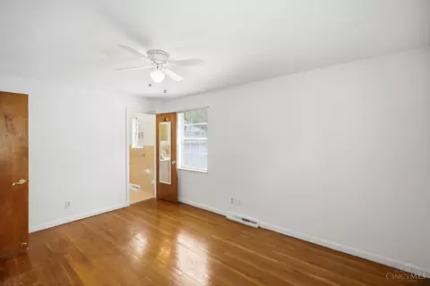 Bedroom - 830 Sunderland Dr, Cincinnati, OH 45255 photo 3 of 7