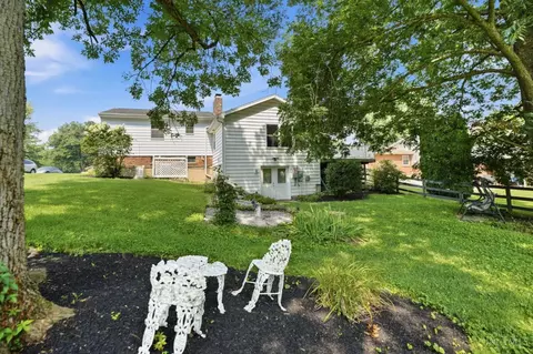 Exterior - 830 Sunderland Dr, Cincinnati, OH 45255 photo 7 of 9