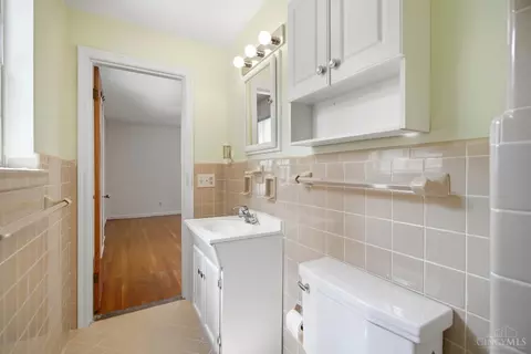 Bath - 830 Sunderland Dr, Cincinnati, OH 45255 photo 3 of 7