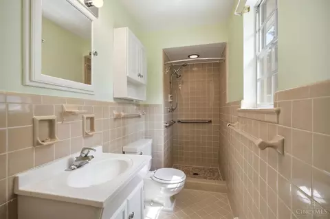 Bath - 830 Sunderland Dr, Cincinnati, OH 45255 photo 2 of 7