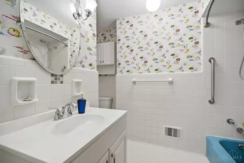 Bath - 830 Sunderland Dr, Cincinnati, OH 45255 photo 4 of 7