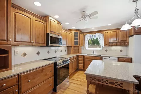 Kitchen - 830 Sunderland Dr, Cincinnati, OH 45255 photo 4 of 5