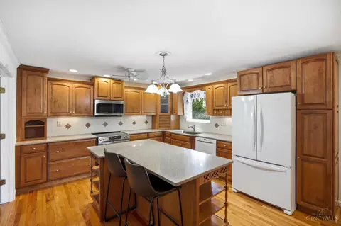 Kitchen - 830 Sunderland Dr, Cincinnati, OH 45255 photo 2 of 5