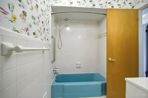 Bath - 830 Sunderland Dr, Cincinnati, OH 45255 photo 5 of 7
