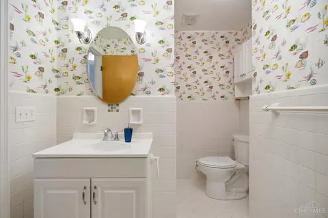 Bath - 830 Sunderland Dr, Cincinnati, OH 45255 photo 6 of 7