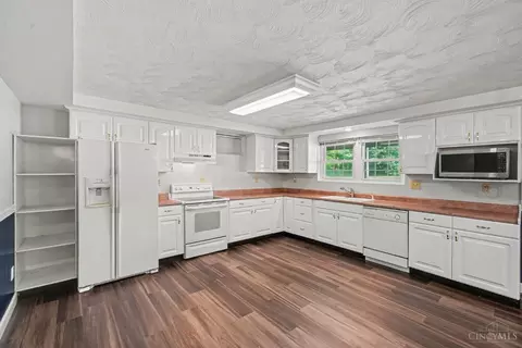 Kitchen - 5748 Cochran Rd, Morrow, OH 45152 photo 3 of 3