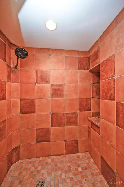 Bath - 41 Locust Hill Rd, Cincinnati, OH 45245 photo 3 of 8