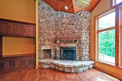 Living - 41 Locust Hill Rd, Cincinnati, OH 45245 photo 6 of 7