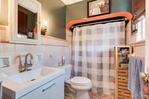 Bath - 2885 Tower Ave, Cincinnati, OH 45238 photo 1 of 2