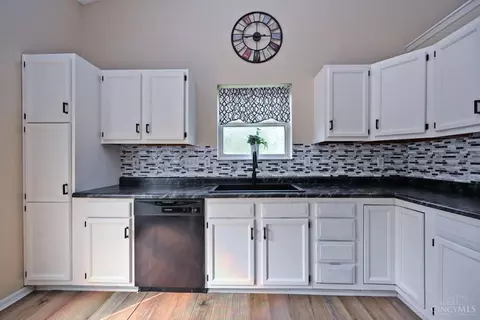 Kitchen - 60 Robin Way, Amelia, OH 45102 photo 4 of 5