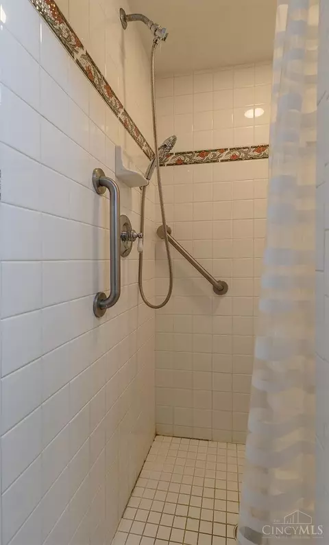 Bath - 1711 Flora Ave, Cincinnati, OH 45231 photo 2 of 4