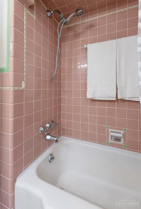 Bath - 1711 Flora Ave, Cincinnati, OH 45231 photo 4 of 4