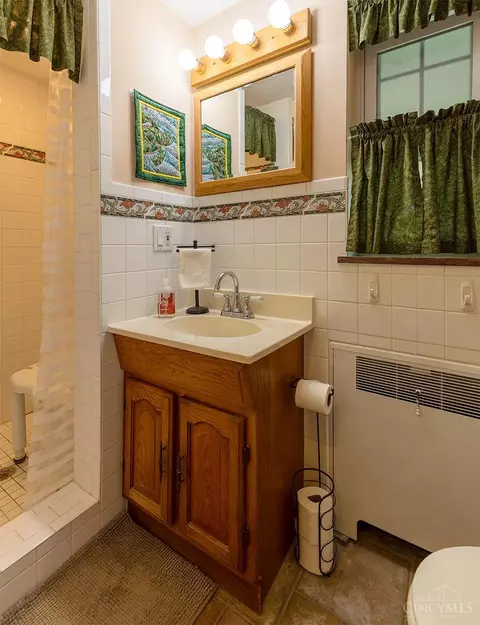 Bath - 1711 Flora Ave, Cincinnati, OH 45231 photo 1 of 4